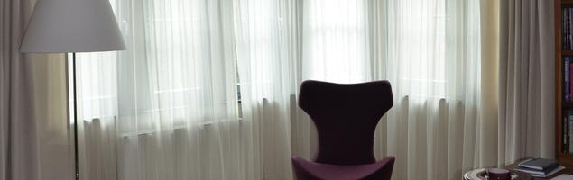 Białe lampy stojące i wiszące – stonowana aranżacja biura