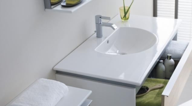Duravit Darl. Funkcjonalna biała łazienka w filigranowej odsłonie